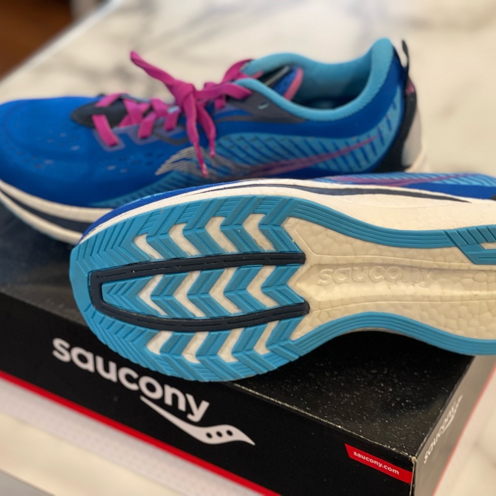 Women’s size 9 Saucony Endorphin Speed 2.